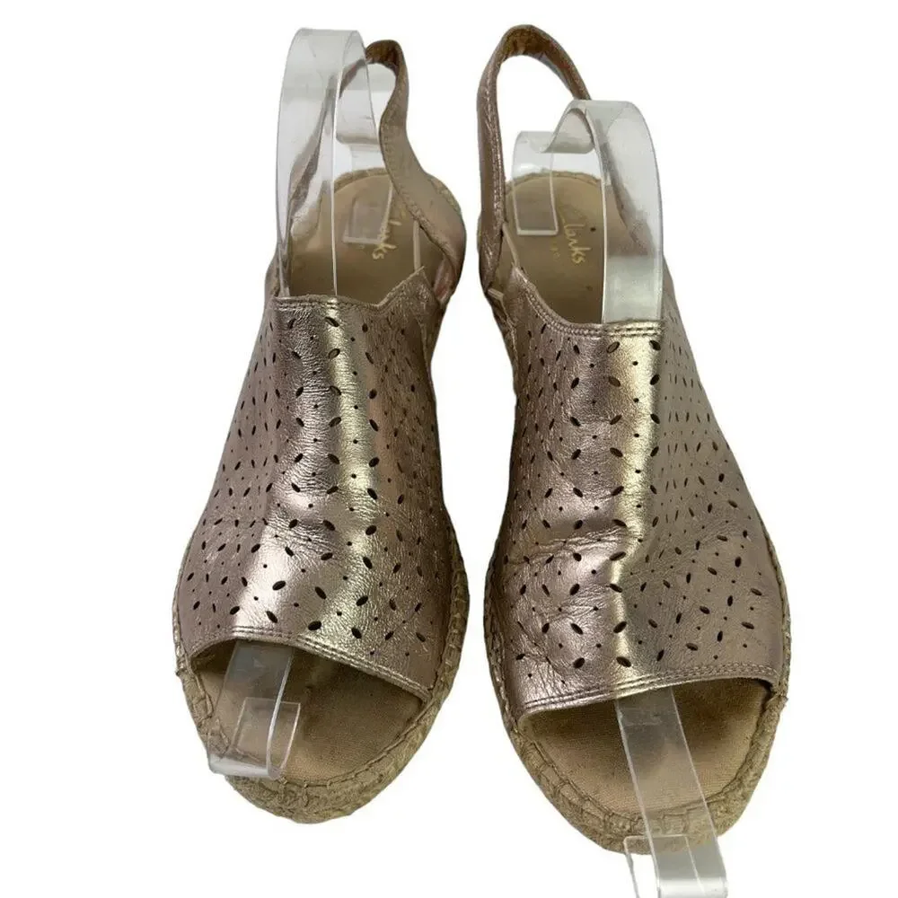 Clarks Artisan Espadrille Wedge Slingback Sandals Gold Perforated Shoes sz 9.5 W